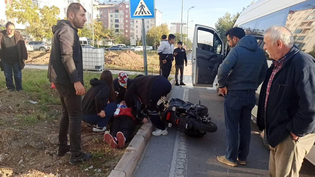 Konya'da kaza! Minibüs ve motosiklet çarpıştı 3